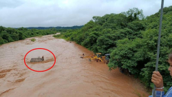 #SANTA_CRUZ UN CAMIÓN QUEDA ATRAPADO EN PLENA CRECIDA DEL RÍO PIRAÍ, EN LA ZONA DE EL TORNO